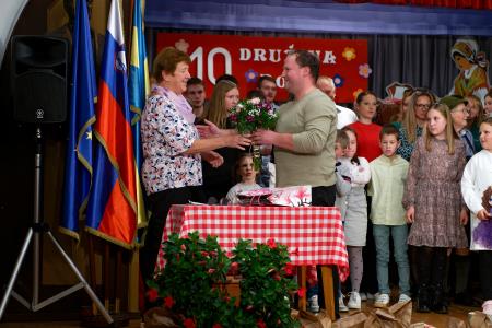 Predsednik KUD Pod lipo Franci Sirc je Angelci Maček v zahvalo za pripravo prireditve izročil šopek rož